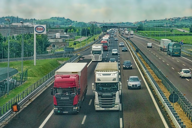 Innowacyjne Rozwiązania Transportowe: Przewodnik Po Różnorodności Kategorii Naczep i Ich Użyciach